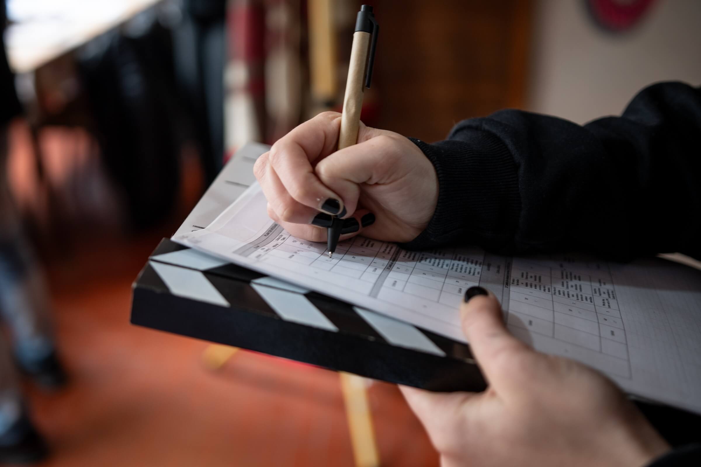 Ręce przygotowujące scenariusz zdjęciowy