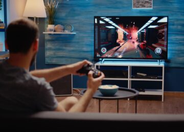 mężczyzna grający na konsoli