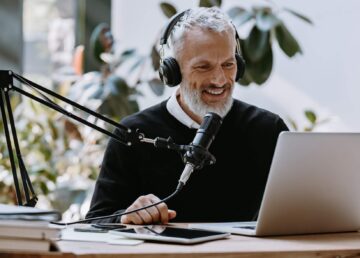 mężczyzna prowadzący podcast
